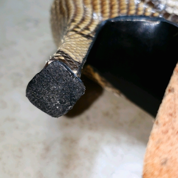 Stuart Weitzman Snake Skin Pumps size 8.5AA/Narrow - Picture 5 of 10